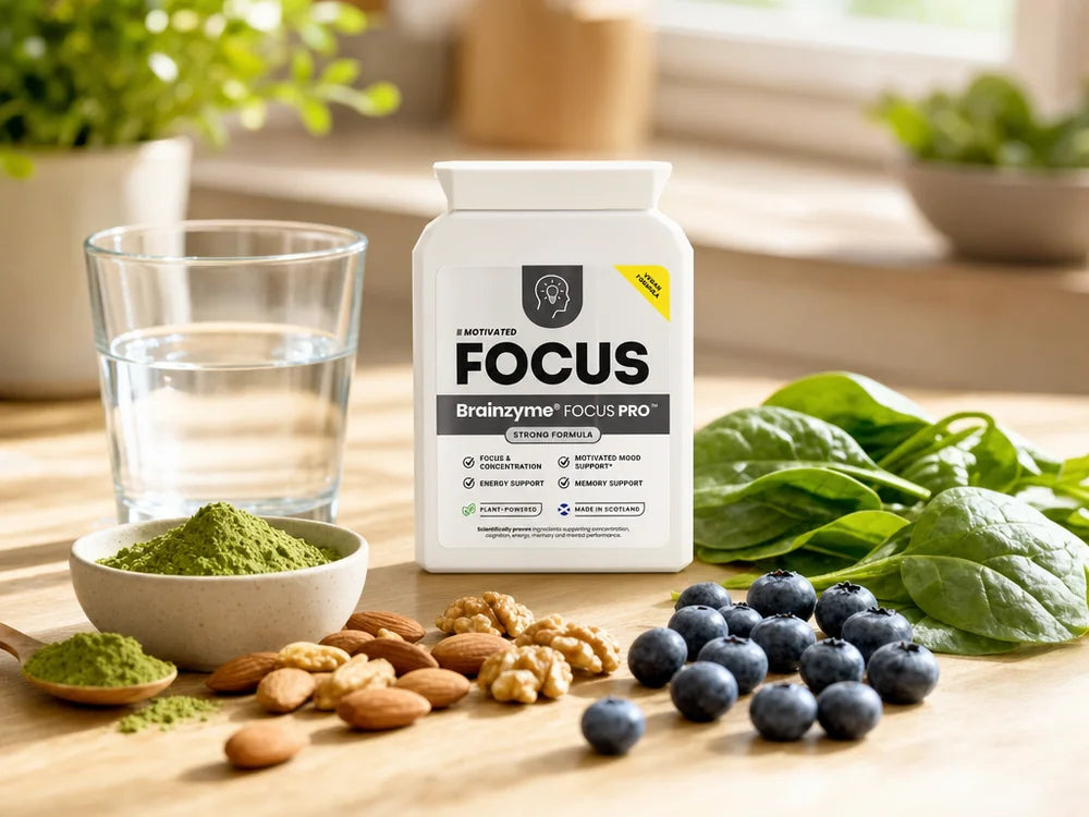 FOCUS PRO mit dopaminunterstützenden Lebensmitteln — Matcha, Nüsse, Heidelbeeren und Blättgrün