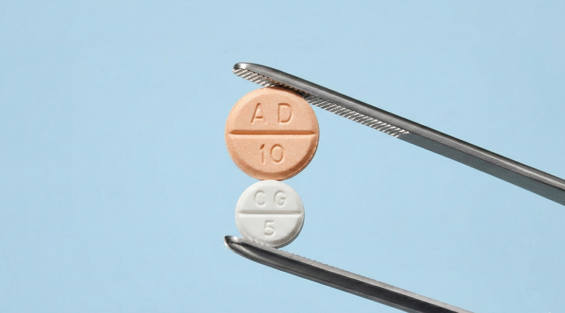 Nahaufnahme von Adderall- und Ritalin-Tabletten für einen ADHS-Medikamentenvergleich
